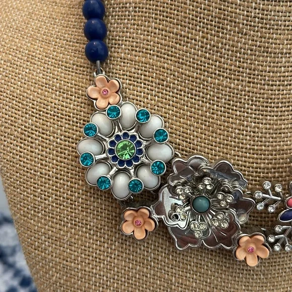 Lia Sophia vintage flower necklace.  Missing one tiny stone.  See pictures. - Picture 2 of 6
